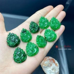 Mặt dây chuyền hồ ly chúa ôm hoa đá ngọc sơn thủy