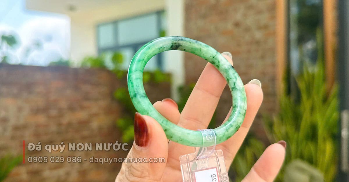 Vòng ngọc sơn thủy