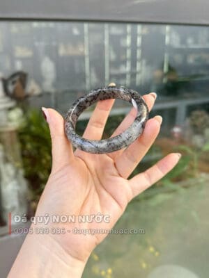 Kiềng đá thạch anh tóc đen